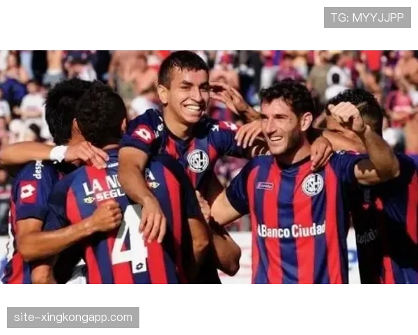 阵型位置模糊化成欧冠新趋势 边后卫内收与前锋回撤渐成常态